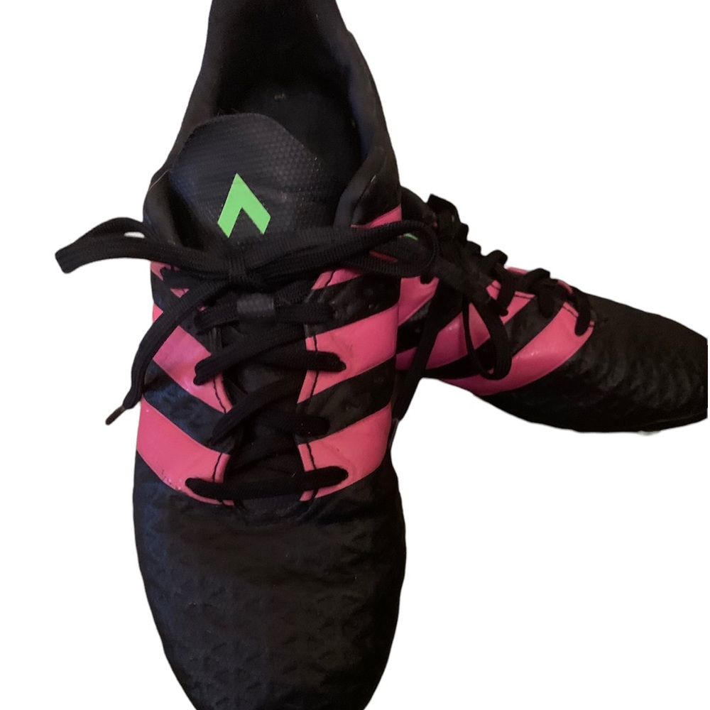 adidas size 4.5 soccer cleat 753002 Black/Pink Preowned